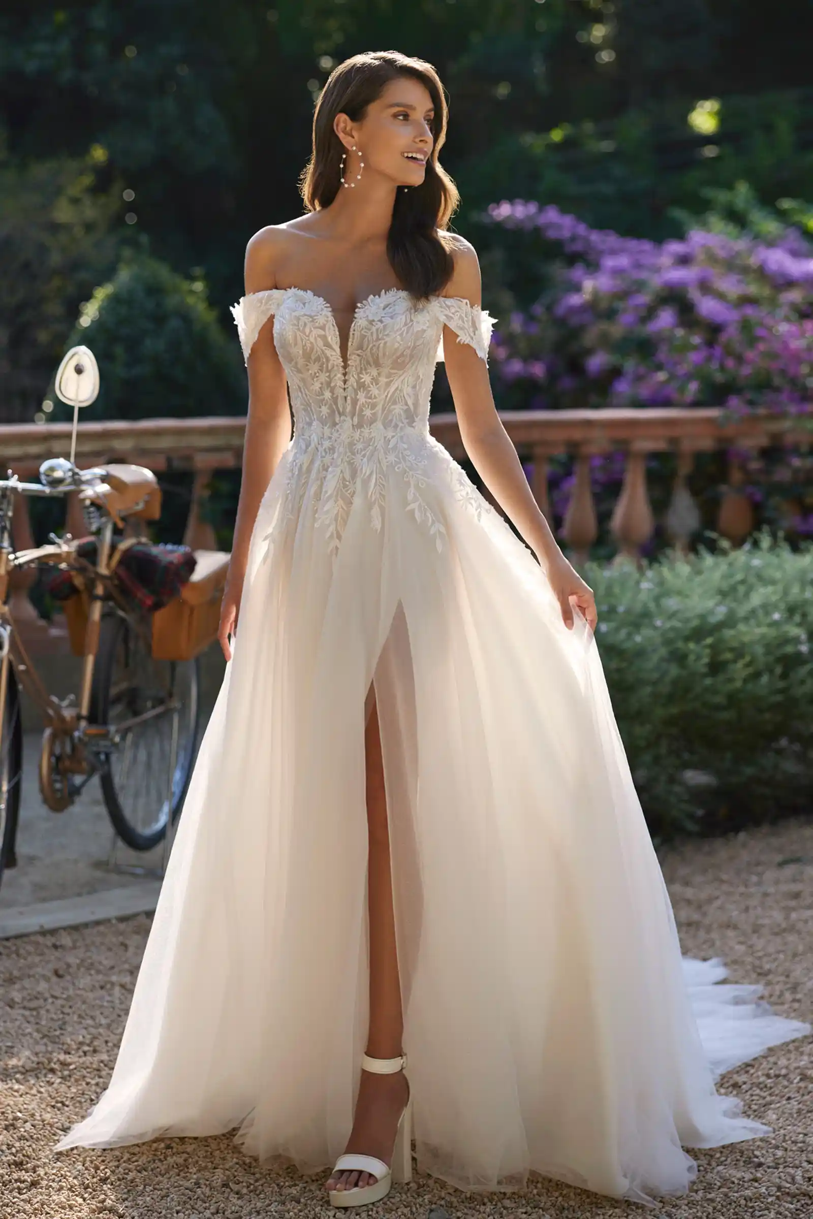 Featured image for “Brautkleid Delphe”